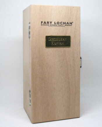 Trækasse med messingskilt