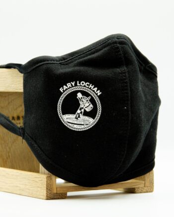 Mundbind med Fary Lochan logo